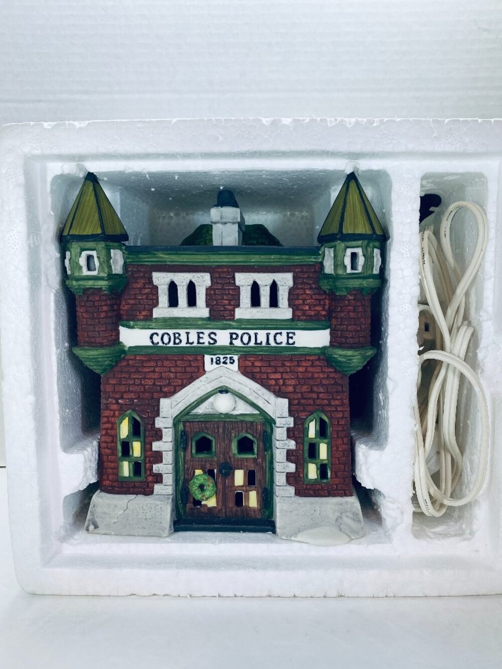 VNTG Dept 56 COBLES POLICE #55832 Dickens Village 1989 Ret. W/Light and Box